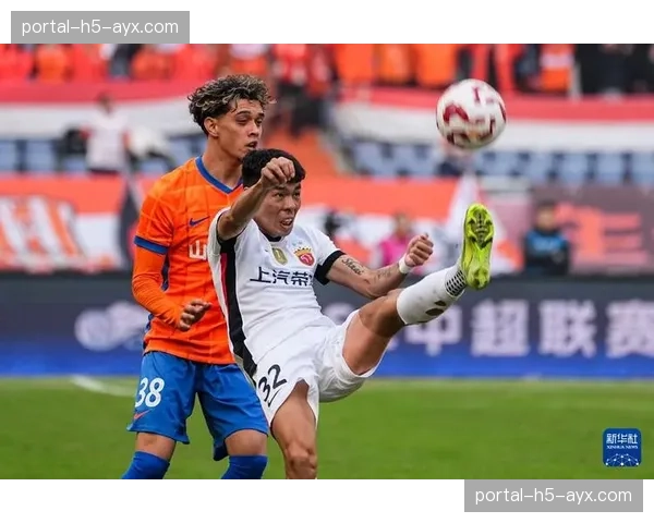比赛速报：上海海港3-1战胜山东泰山，继续领跑积分榜